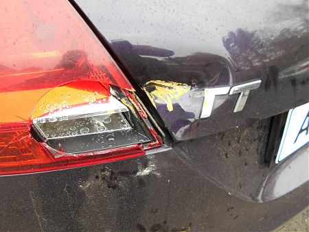 Разбитый задний фонарь и вмятина на крышке багажника Audi TT
