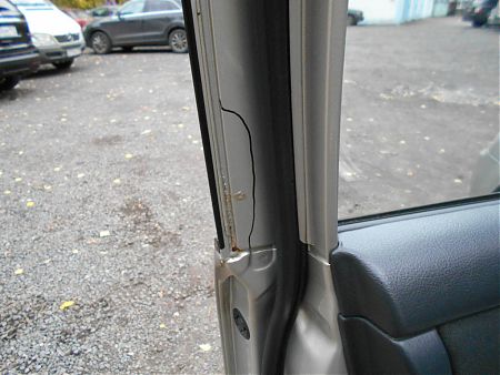 Ржавчина на водительской двери Toyota Corolla