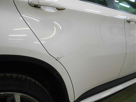 Царапина на задних двери и крыле BMW X6 до ремонта