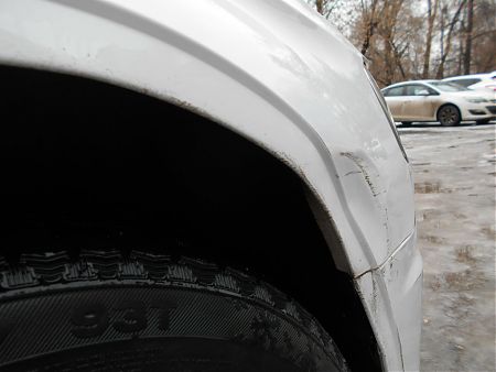 Поврежденное переднее крыло и бампер Audi A3 до покраски
