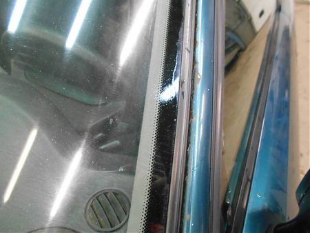 Ржавчина на рамке лобового стекла Audi 80