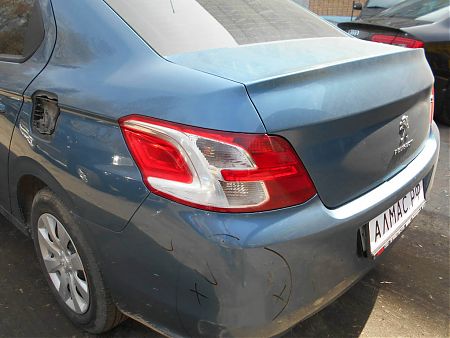 Поврежденный задний бампер Peugeot 301
