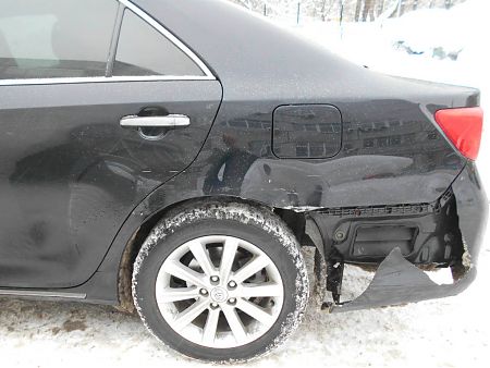 Автомобиль Toyota Camry с поврежденным крылом и разбитым бампером (вид 1)