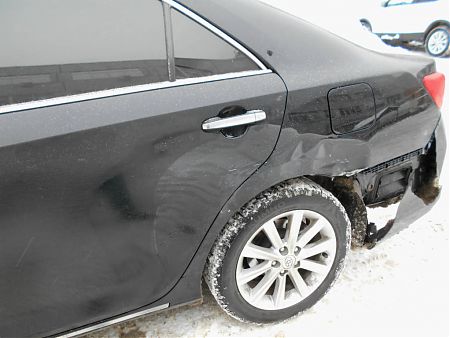 Автомобиль Toyota Camry с поврежденным крылом и разбитым бампером (вид 2)