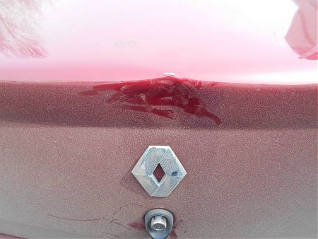 Вмятина на крышке багажника Renault Logan