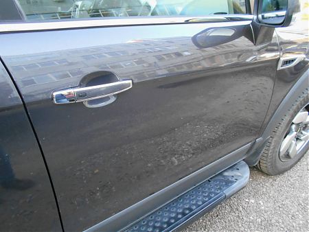 Правый бок автомобиля Chevrolet Captiva после покраски. Передняя дверь