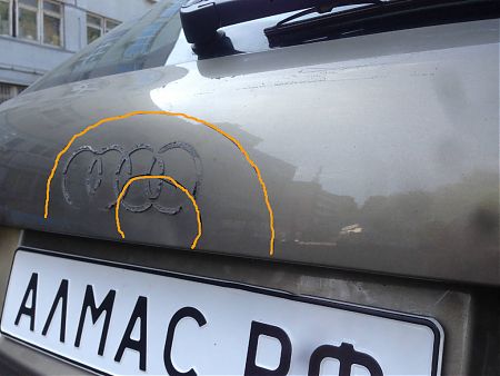 Вмятина под логотипом на крышке багажника Audi A3