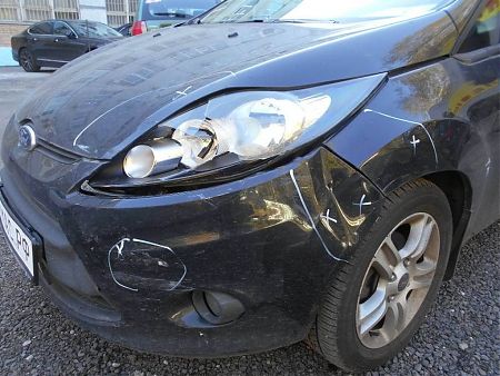 Видимые повреждения Ford Fiesta: капот, крыло, бампер, фара
