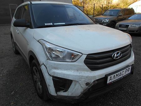 Поврежденный передний бампер Hyundai Creta
