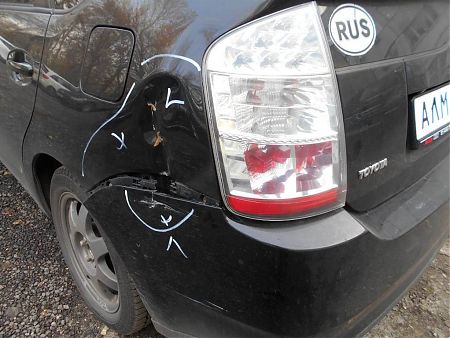 Поврежденная задняя левая часть Toyota Prius