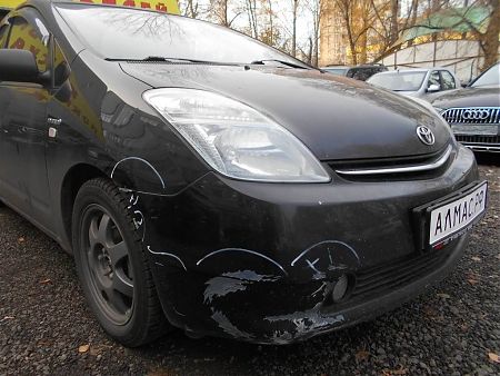 Повреждения на переднем бампере Toyota Prius (слезшая краска, трещина)