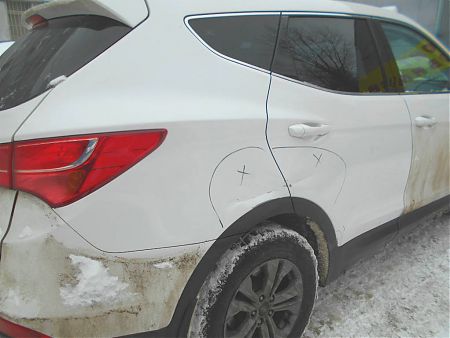Автомобиль  Hyundai Santa Fe с поврежденным задним крылом и дверью