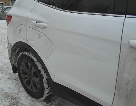 Поврежденные дверь и крыло на Hyundai Santa Fe 