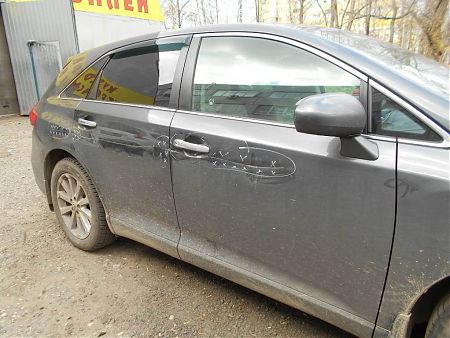 Поврежденный кузов Toyota Venza после ДТП