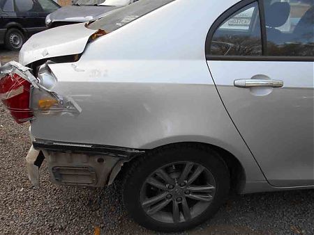 Вид сбоку поврежденного в ДТП автомобиля Geely Emgrand