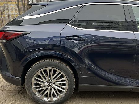 Общий вид автомобиля Lexus с повреждениями