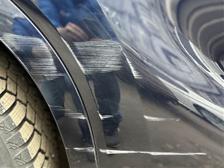 Неглубокие царапины на двери Lexus