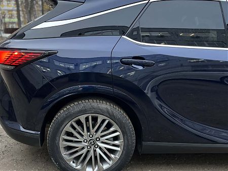 Общий вид автомобиля Lexus после полировки